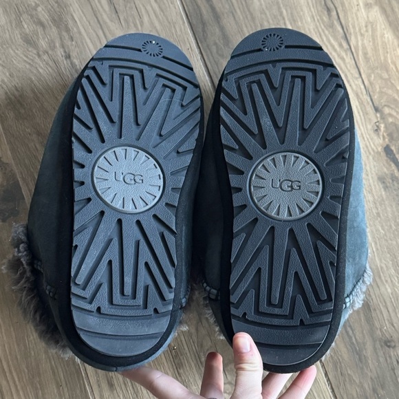 UGG Anders Slippers in Navy Blue main image 8